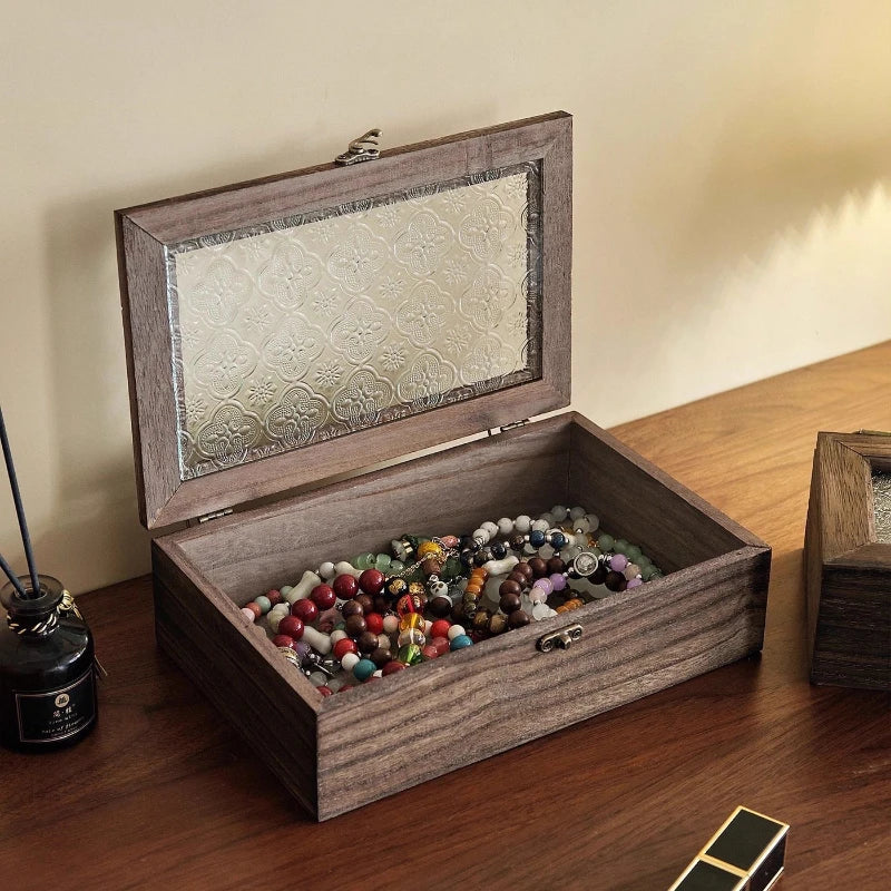 boîte bijoux bois foncé motif ajouré rustique organisation bracelets cadeau respectueux environnement