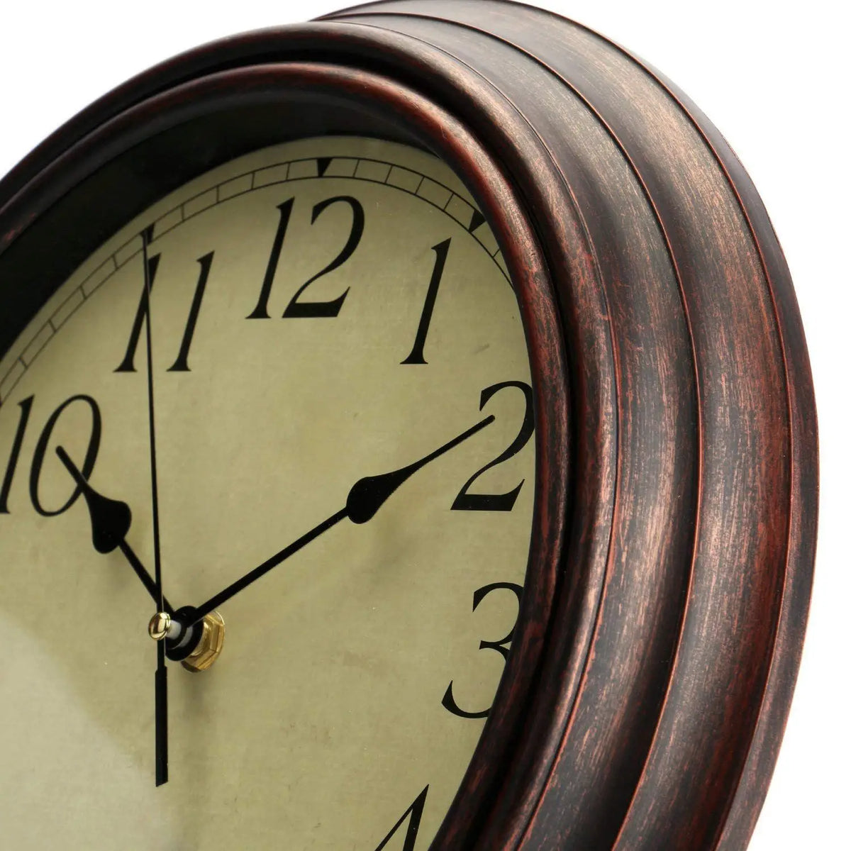 horloge murale classique vintage marron foncé cadran beige aiguilles chiffres romains quartz