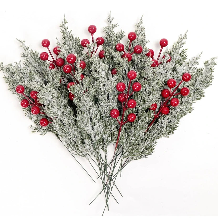 bouquet artificiel feuilles vertes baies rouges poudre blanche naturel décoratif vase blanc serviettes assiettes