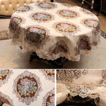 Cette nappe de table ronde présente un motif floral dans des teintes chaudes, encadrées par un décor ornemental complexe et élégant, avec des bords en dentelle blanche qui ajoutent une touche de raffinement.