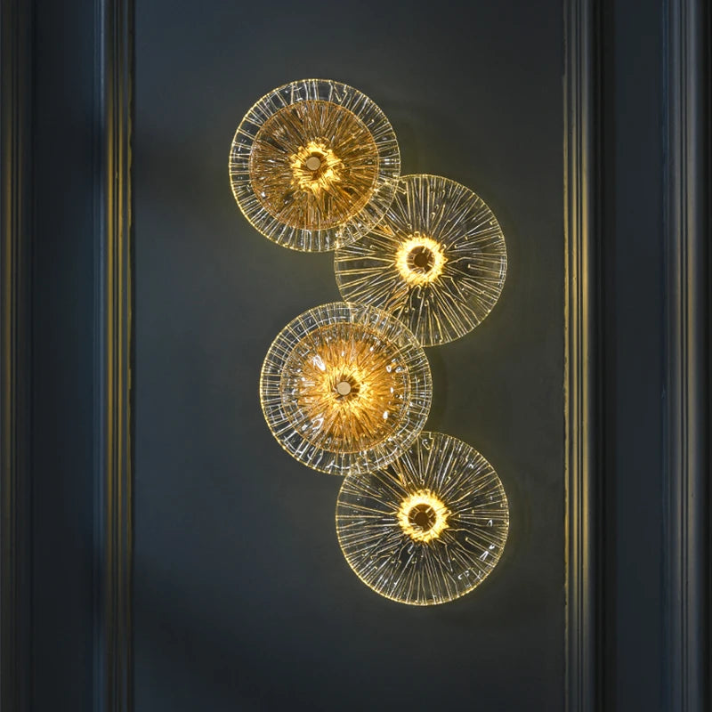 Applique murale LED ronde en cristal moderne avec abat-jour or dans un salon élégant