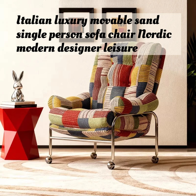 Fauteuil moderne multicolore patchwork tissus nordic designer salon roulettes tapis bois tourne disque lampe