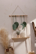 étagère murale boho macramé feuilles vertes tissu beige décoration intérieure moderne rustique