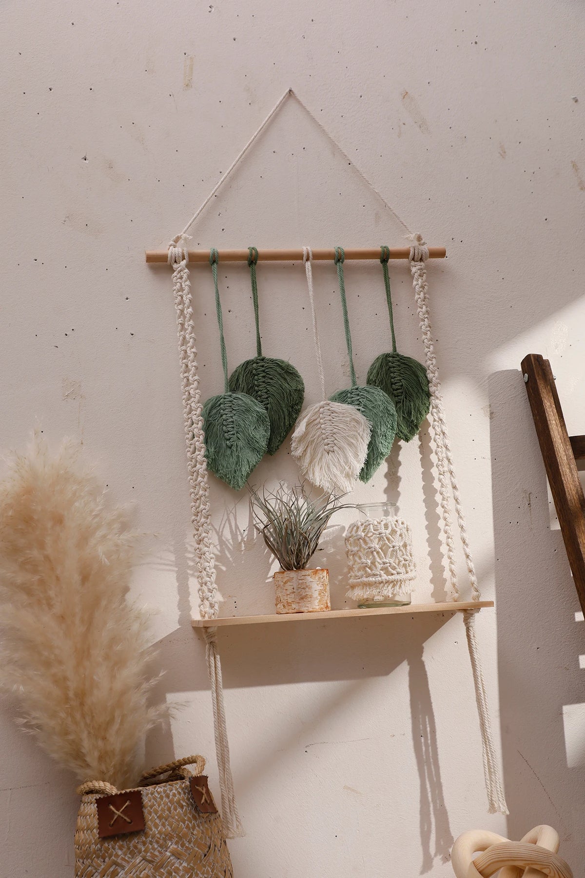 étagère murale boho macramé feuilles vertes tissu beige décoration intérieure moderne rustique