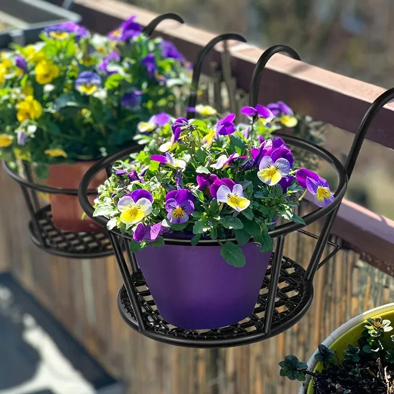supports suspensibles pots fleurs couleur noire vive geometrie moderne balcon fenetre crochets plantes vertes