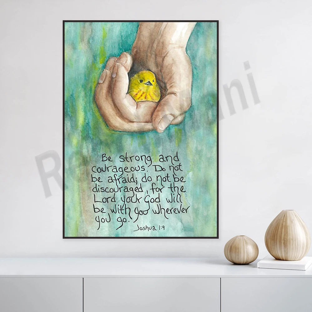 La peinture montre des mains tenant un petit oiseau jaune, avec un verset biblique encourageant la force et le courage. Cette image transmet un message d'espoir et de foi en Dieu.