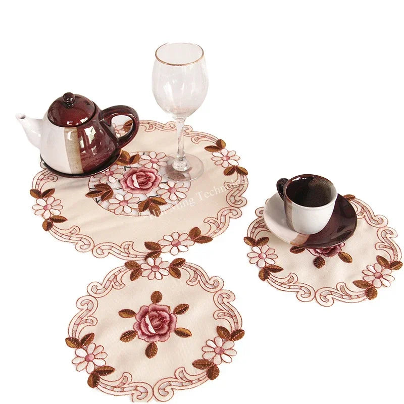 Chemin de table brodé blanc pour mariage