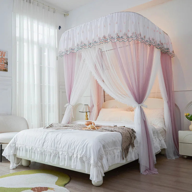 Cette chambre apaisante aux nuances de rose et de blanc comprend un lit à baldaquin romantique et une couverture en dentelle, offrant une ambiance relaxante et intime.