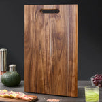 plaque decoupe bois marron grain rustique trou main cuisine herbes aromatiques legumes viandes