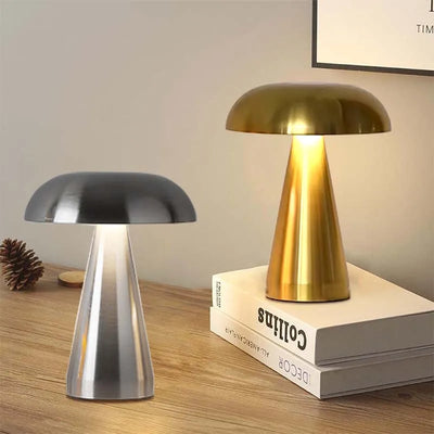 Lampe champignon doré rétro sur table de bureau avec lumière chaude