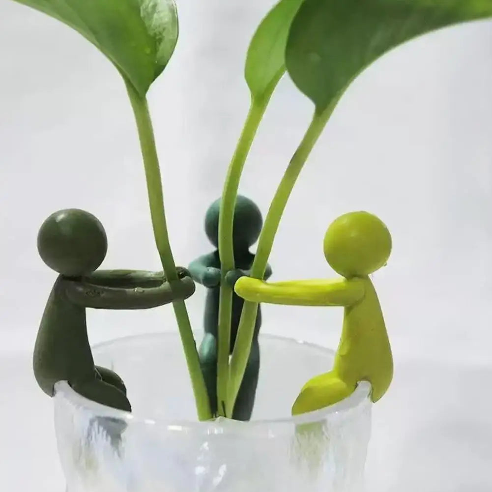 figurines humaines articulées vert plantes grimpantes vase décoration intérieure minimaliste moderne ludique