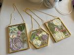 cadres photo suspendus fleurs séchées or bohème artistique décoration illustrées tasses chiens ballerines