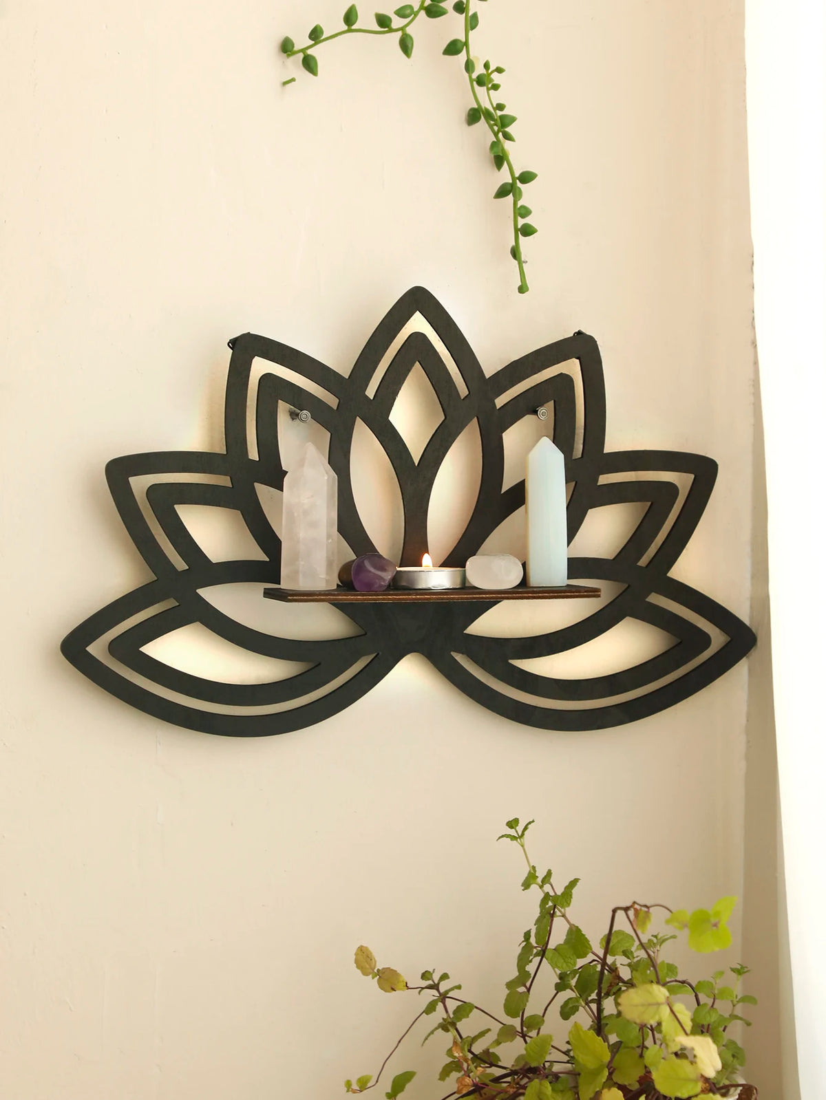 Étagère flottante en bois vert foncé style boho avec cristaux