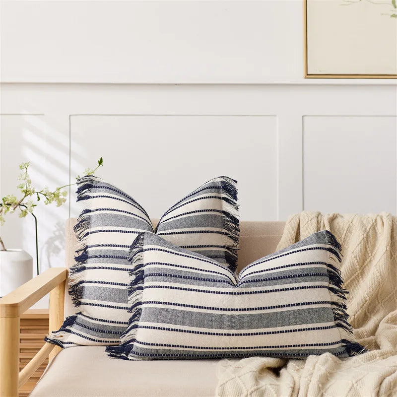 coussin housse rayé bleu marine blanc moderne pièces franges pompons décoration intérieure rustique adhésif