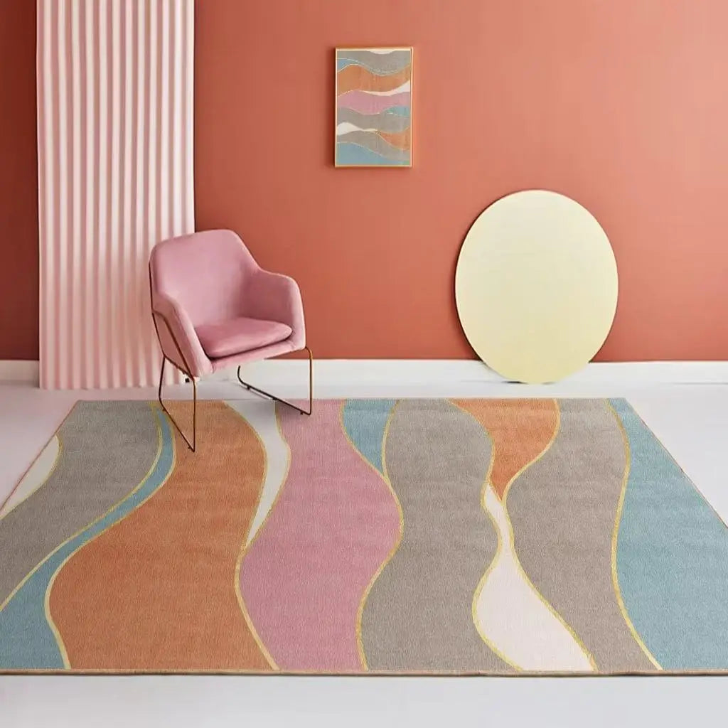 Un espace de vie moderne et coloré, avec un fauteuil rose, un miroir ovale et un tapis décoratif aux motifs géométriques.