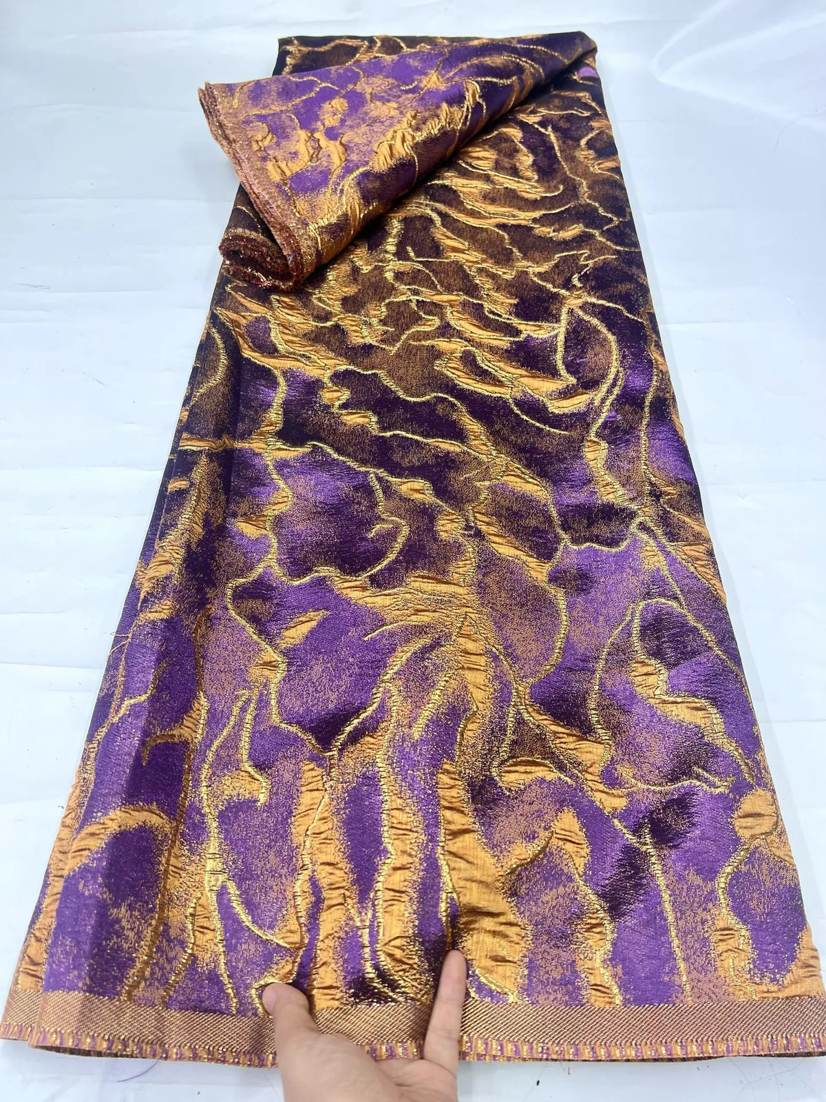 tissu polyester dentelle brocart motifs végétaux brillants couleurs variées bordures dorées soirée événementiel