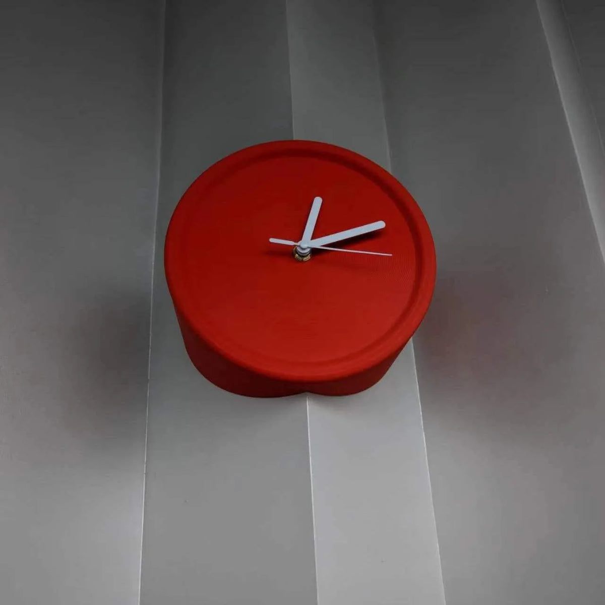 horloge murale rouge moderne aiguille quartz résine fixée sans perforations silencieuseDecorationMurale