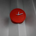 horloge murale rouge moderne aiguille quartz résine fixée sans perforations silencieuseDecorationMurale