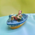 figurines miniatures vintage blanc rose vert bleu détails fins texture mat accessoires chapeaux canoës