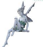 statue fée jouant flûte résine tons gris verts beige ailes feuilles base pierreextérieur jardin