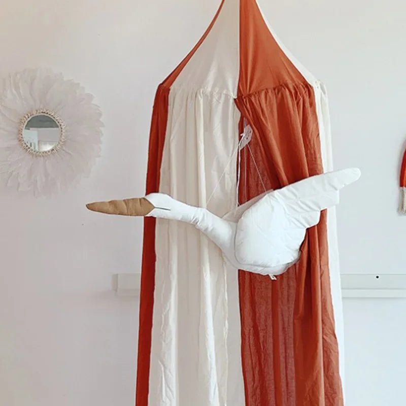 décoration murale cygne blanc tissu texturé suspension chambre enfant oreiller motif cygne