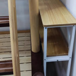 table d'appoint moderne bois naturel blanc poches plateau serviettes tasse