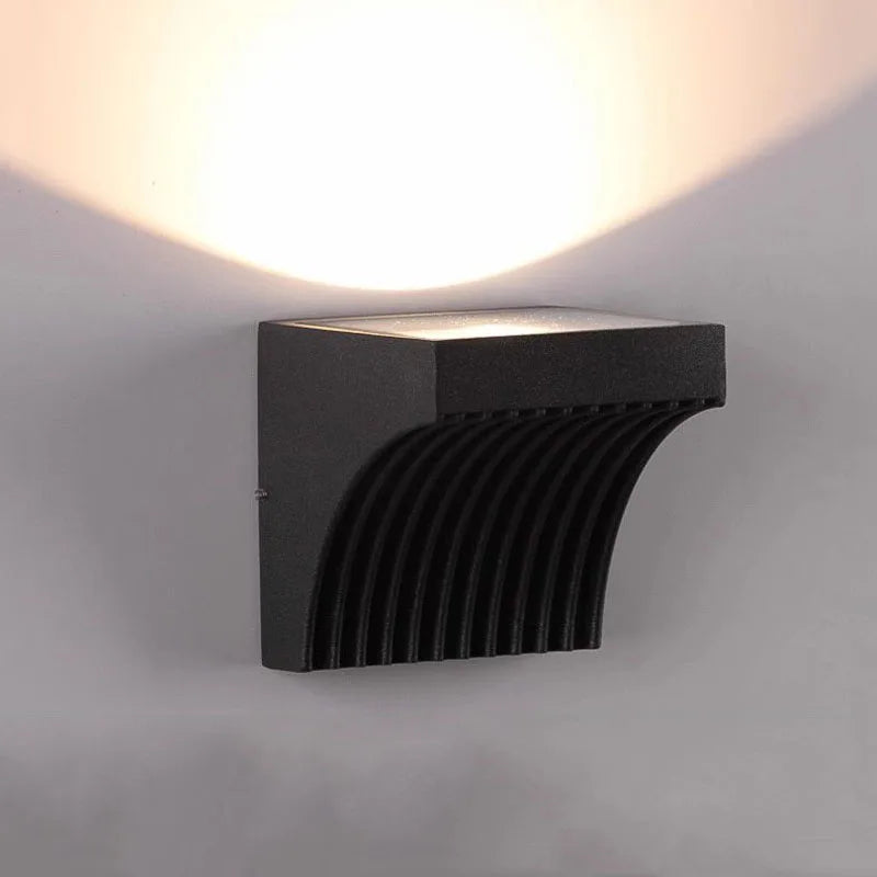 applique murale moderne noir rayures horizontales lumiere jaune orangé led fixations chambre salon