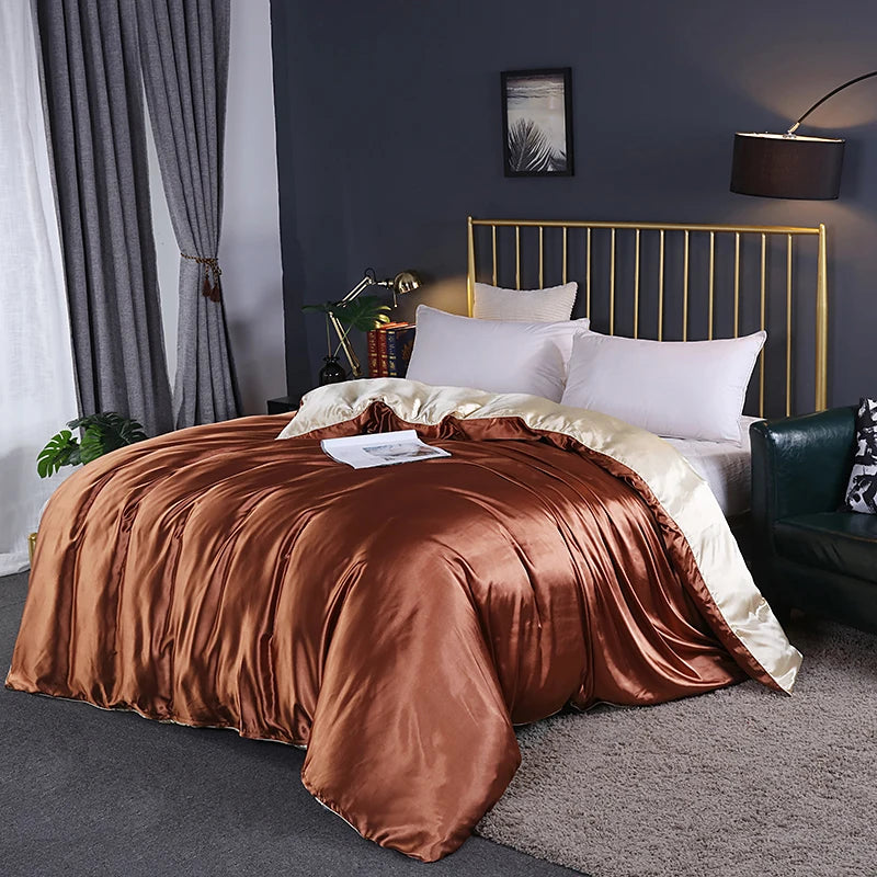 Housse de couette satin en prune sur lit queen