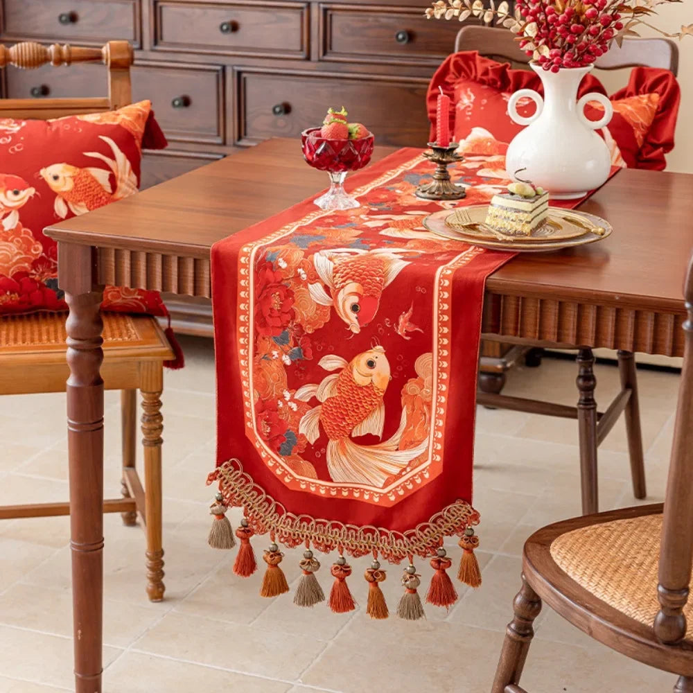 nappe rouge poissons dorés fleurs franges pompons décoration festive asiatique table maison coton polyester
