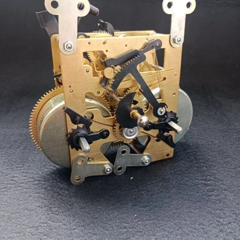 horloges mécaniques antiques dorées engrenages vis ajustables classique