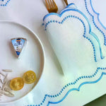 serviettes table classiques blanc bleu bordure pointillée douces fourchettes dorées assiettes fromage fleurs artificielles