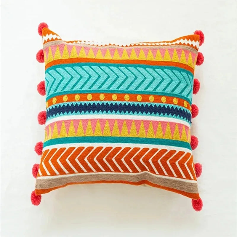 taies d'oreiller boho chic géométriques brodées couleurs vives pompons ethnique decoration intérieure respectueux environnement