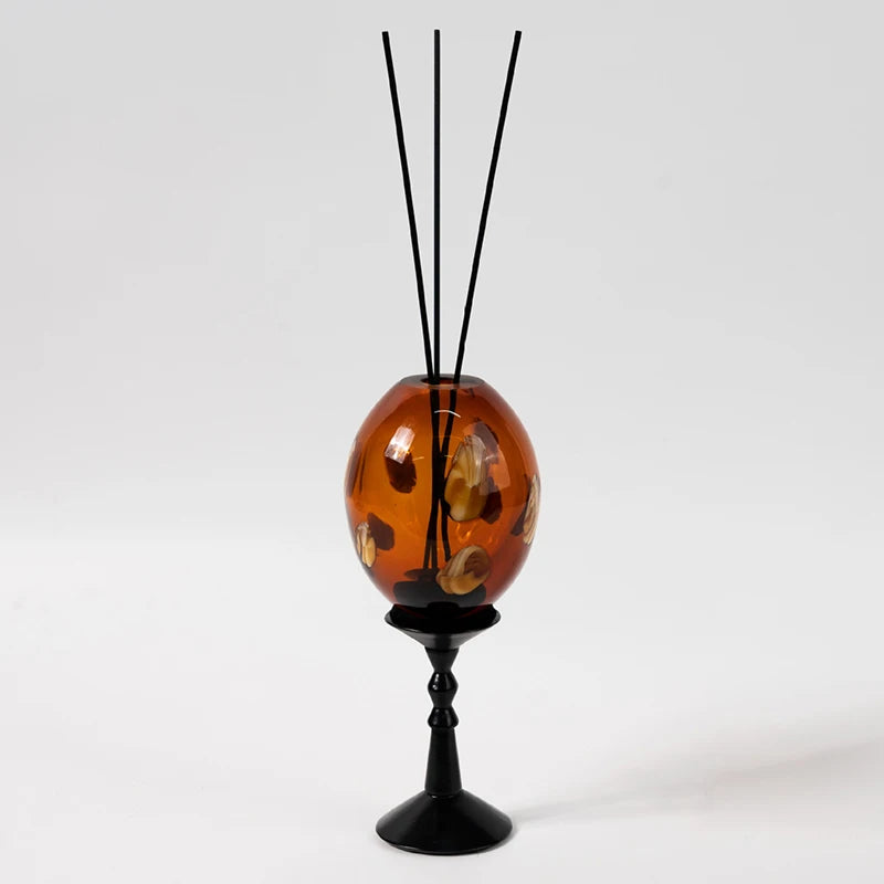 diffuseur huiles essentielles moderne motifs floraux dorés verre opaque décoration intérieure accessoires salon contemporain