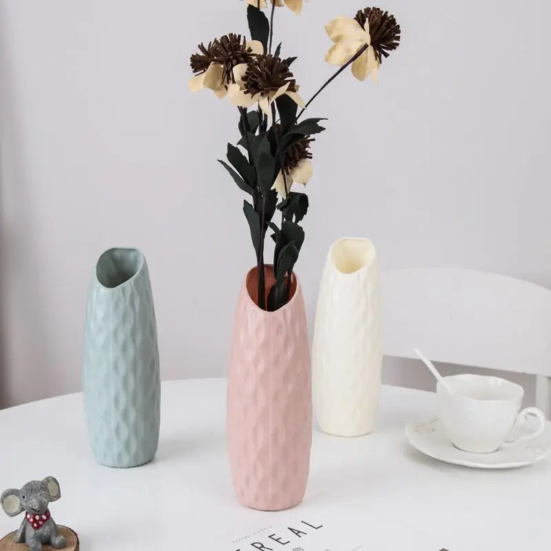 vases modernes plastique blanc vert clair rose pâle rayures verticales intérieur extérieur