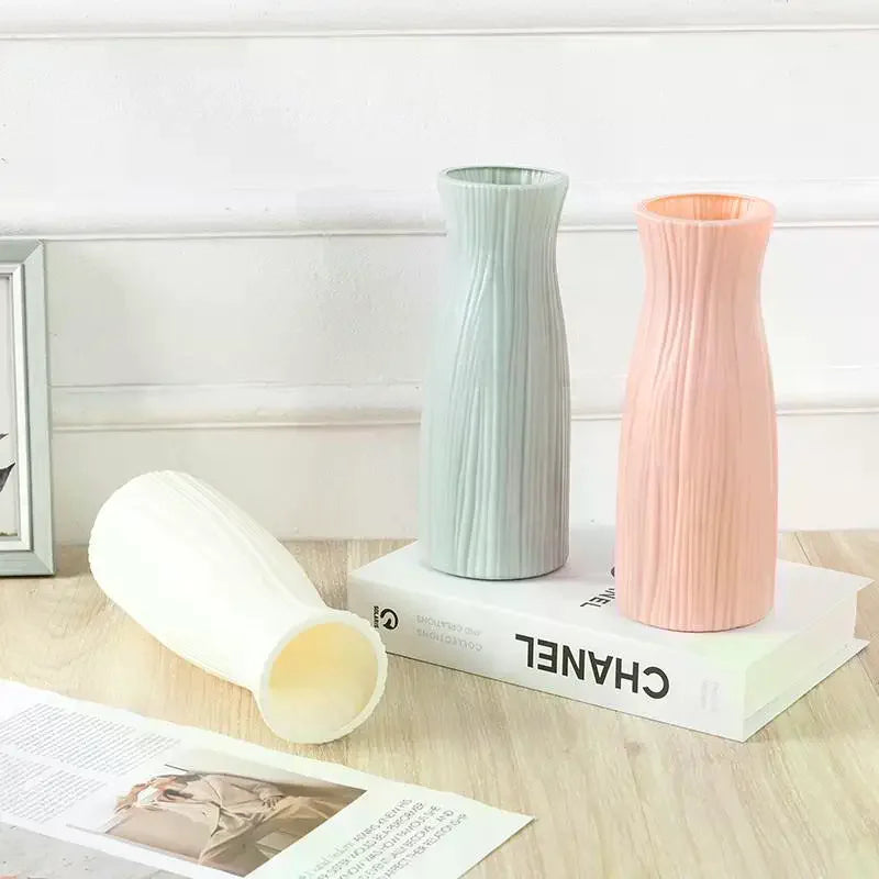 vases decoratifs modernes minimalistes rose bleu vert blanc lignes verticales texturées fleurs artificielles