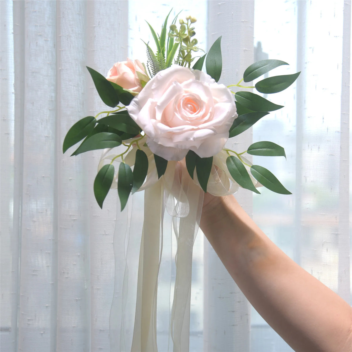 décoration mariage rose artificielle ruban eucalyptus feuilles verte chaise égliseextérieur