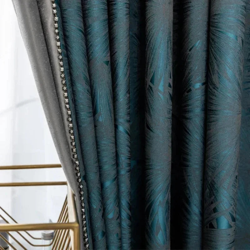 Rideau élégant avec motif feuillage bleu foncé, parfait pour ajouter une touche de sophistication et de modernité à votre intérieur. Ce rideau, avec ses détails méticuleux, crée une ambiance chaleureuse et accueillante dans n'importe quelle pièce. Idéal pour compléter votre décoration d'intérieur tout en préservant votre intimité.