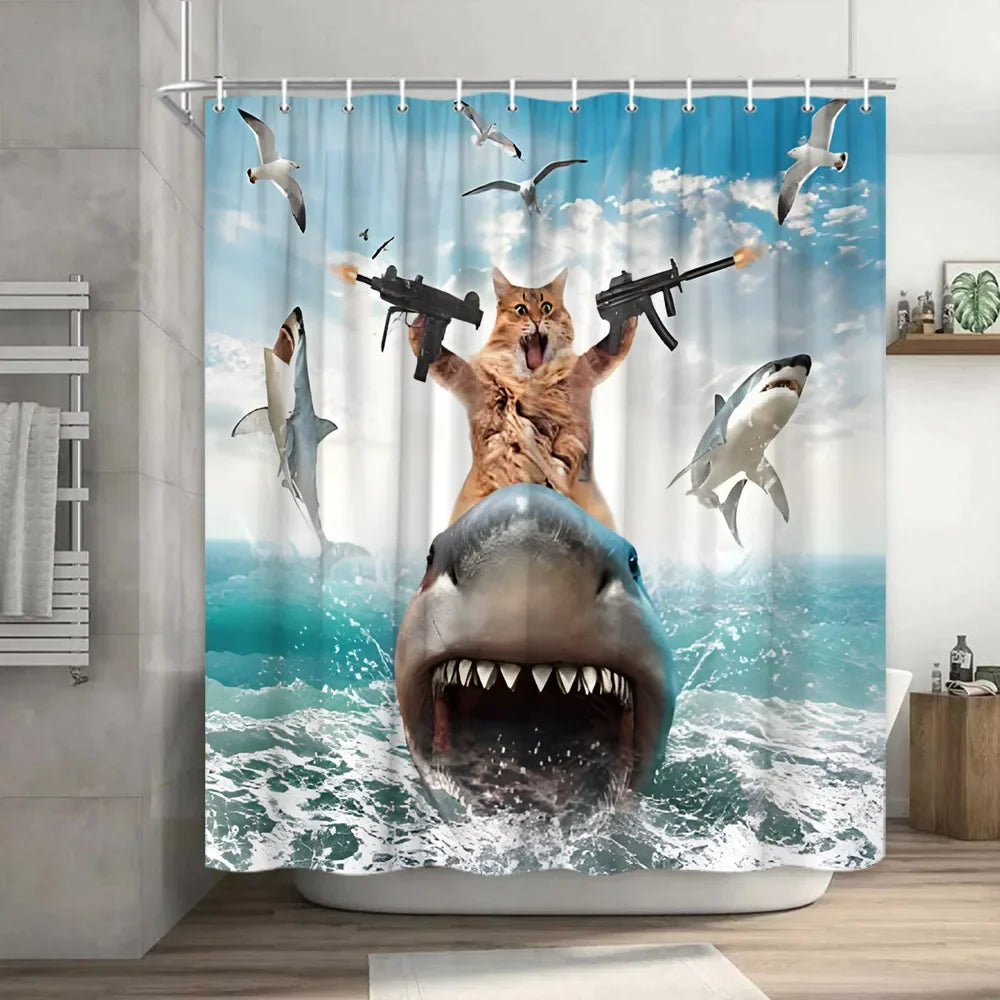 Rideau de douche au design original et humoristique représentant un chat debout sur le dos d'un grand requin bondissant hors de l'eau. Le chat tient deux fusils mitrailleurs, avec des flammes sortant des canons, lui donnant un aspect héroïque et décalé. Autour de lui, plusieurs requins sautent dans les airs, tandis que des mouettes volent dans un ciel bleu avec quelques nuages. L’ensemble de la scène donne une impression dynamique et surréaliste, parfait pour une salle de bain au style décalé et fun.