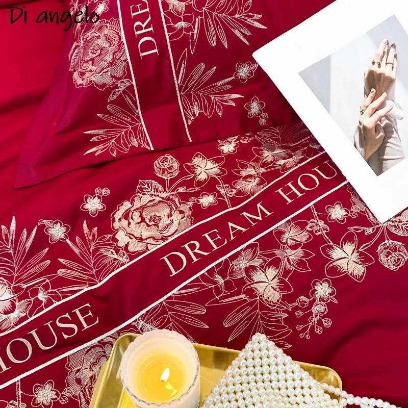 Parure de lit grise dans une chambre décorée avec style