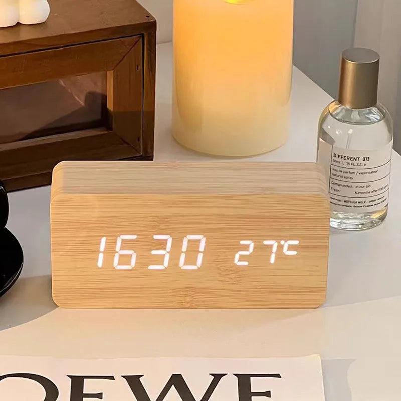 horloge numérique bois naturel affichage led alarme réglable date température minimaliste moderne
