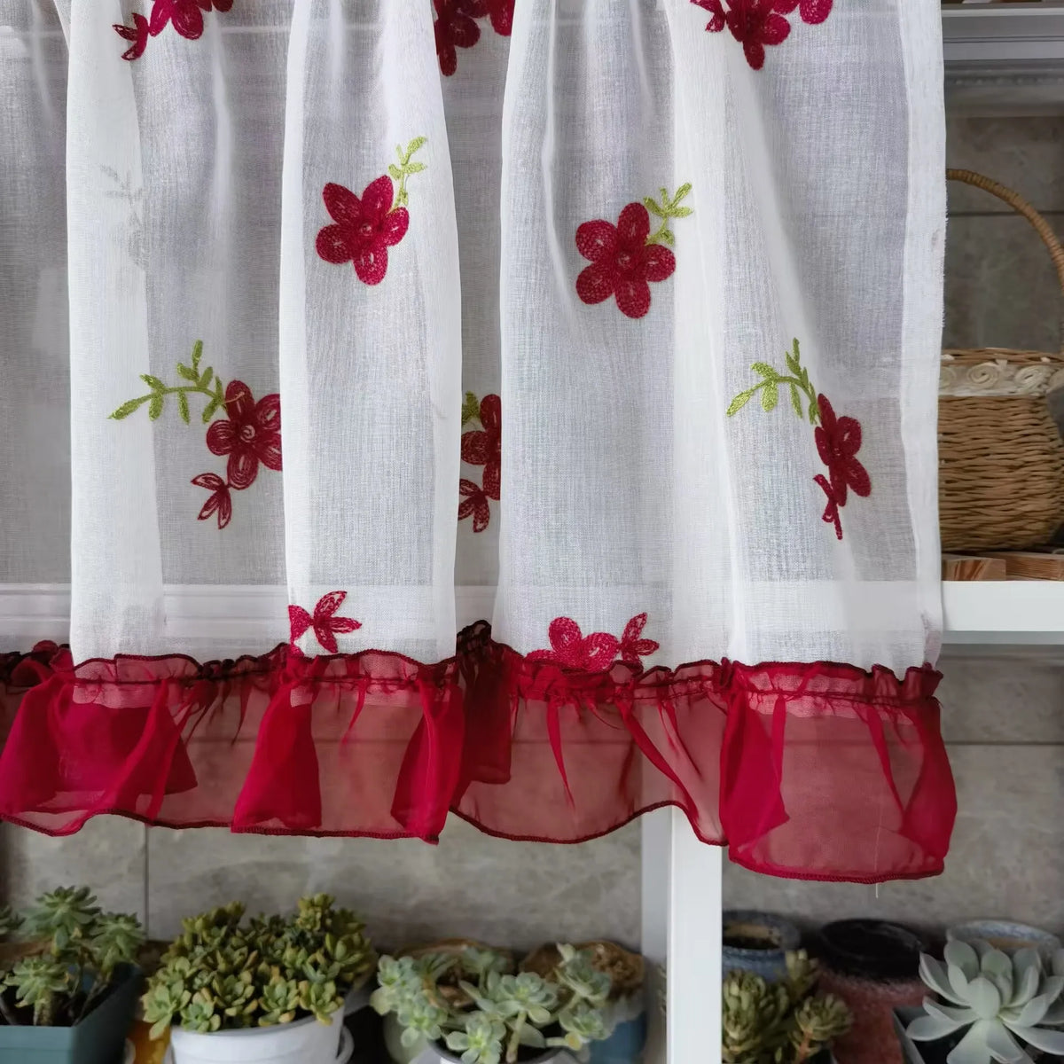 rideau fleuri transparent décoration intérieure blanc rouge vert clips inclusion pastorale