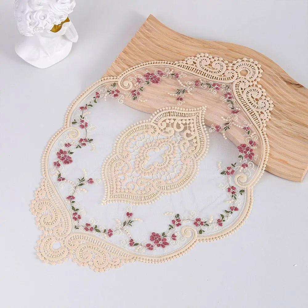tapis dentelle floral rouge gris beige classique élégant translucide 44x31cm