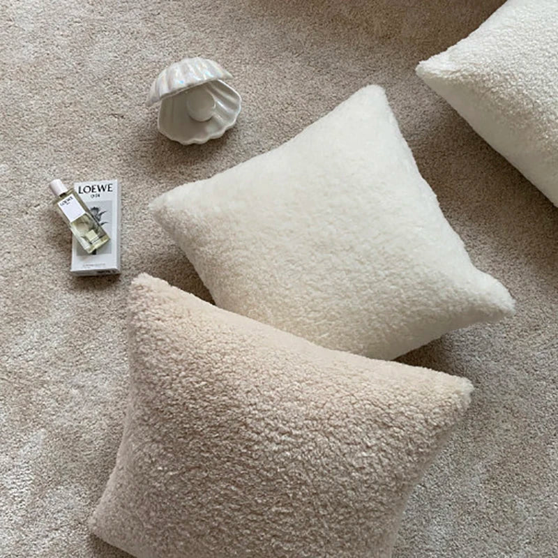 coussin fourrure douce beige clair moderne 45x45cm respectueux environnement fixé boîte parfum livre