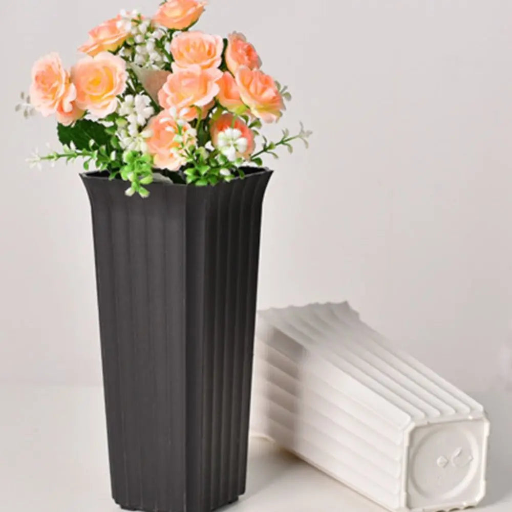 vase moderne minimaliste rayures verticales noir blanc fleurs artificielles roses callas marguerites bleues