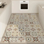 Carreaux décoratifs à motifs floraux et géométriques dans une cuisine moderne blanche.