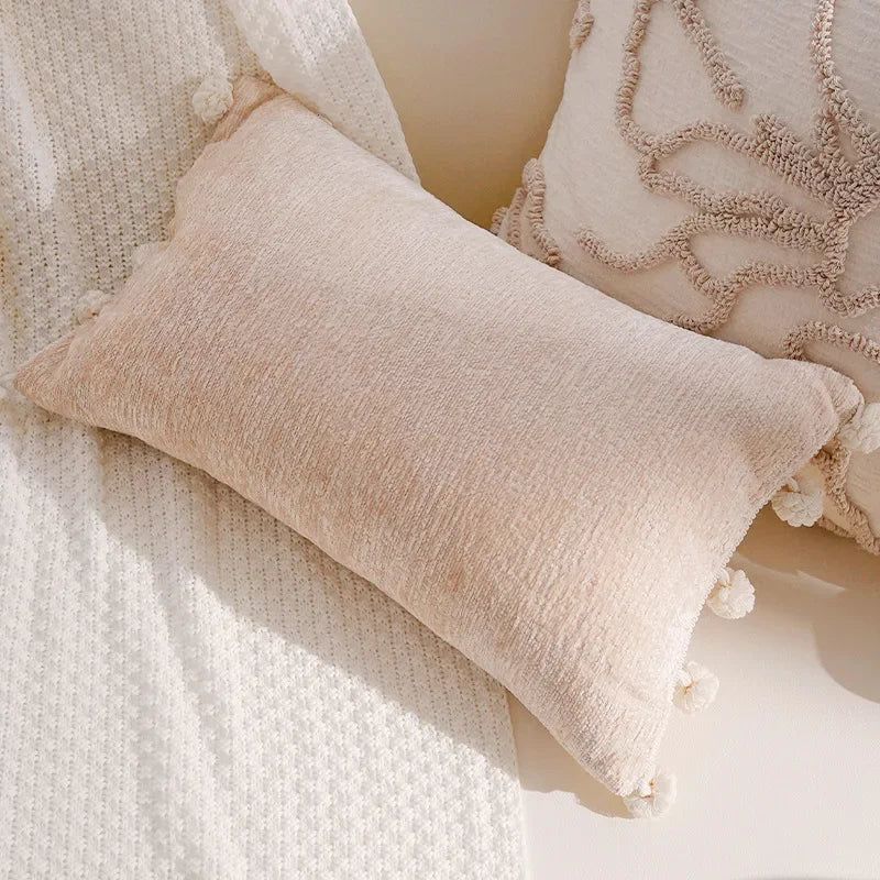 housse coussin décoration moderne motif géométrique brodé noir blanc pompons maison luxe