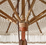 parasol extérieur moderne bohème 250cm diamètre franges macramé pompons tressage ajouré opaque bois clair