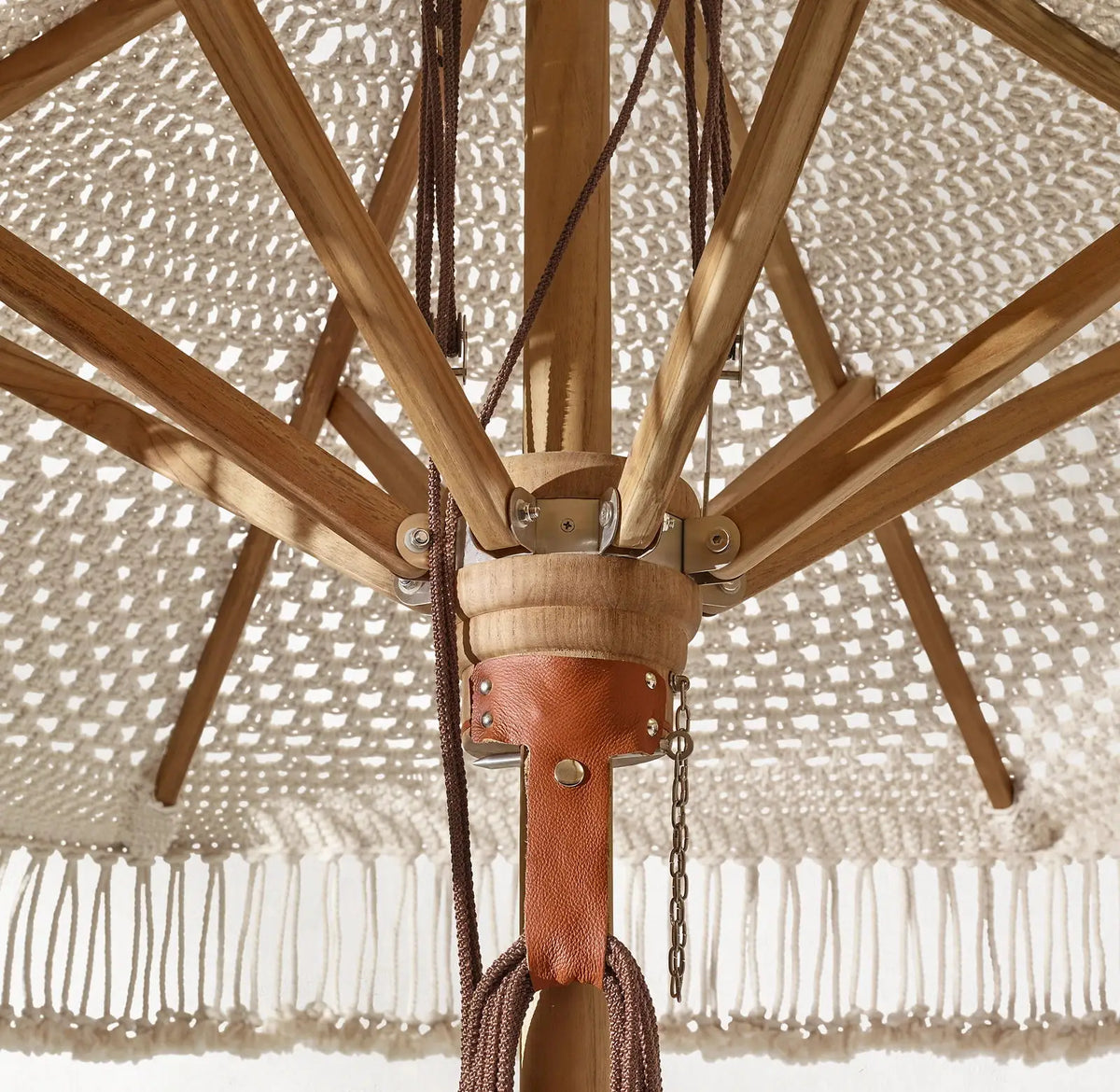 parasol extérieur moderne bohème 250cm diamètre franges macramé pompons tressage ajouré opaque bois clair
