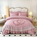 Détail du motif d'amour matelassé sur la housse de couette