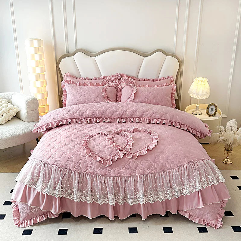 Détail du motif d'amour matelassé sur la housse de couette
